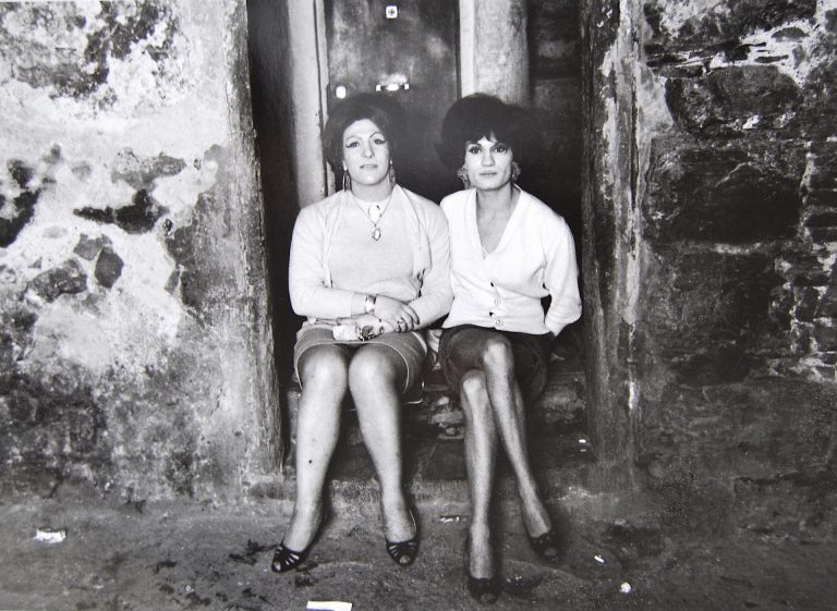 Lisetta Carmi, i travestiti, Morena e Dalida, 1965-1967, © Martini & Ronchetti, courtesy archivio Lisetta Carmi